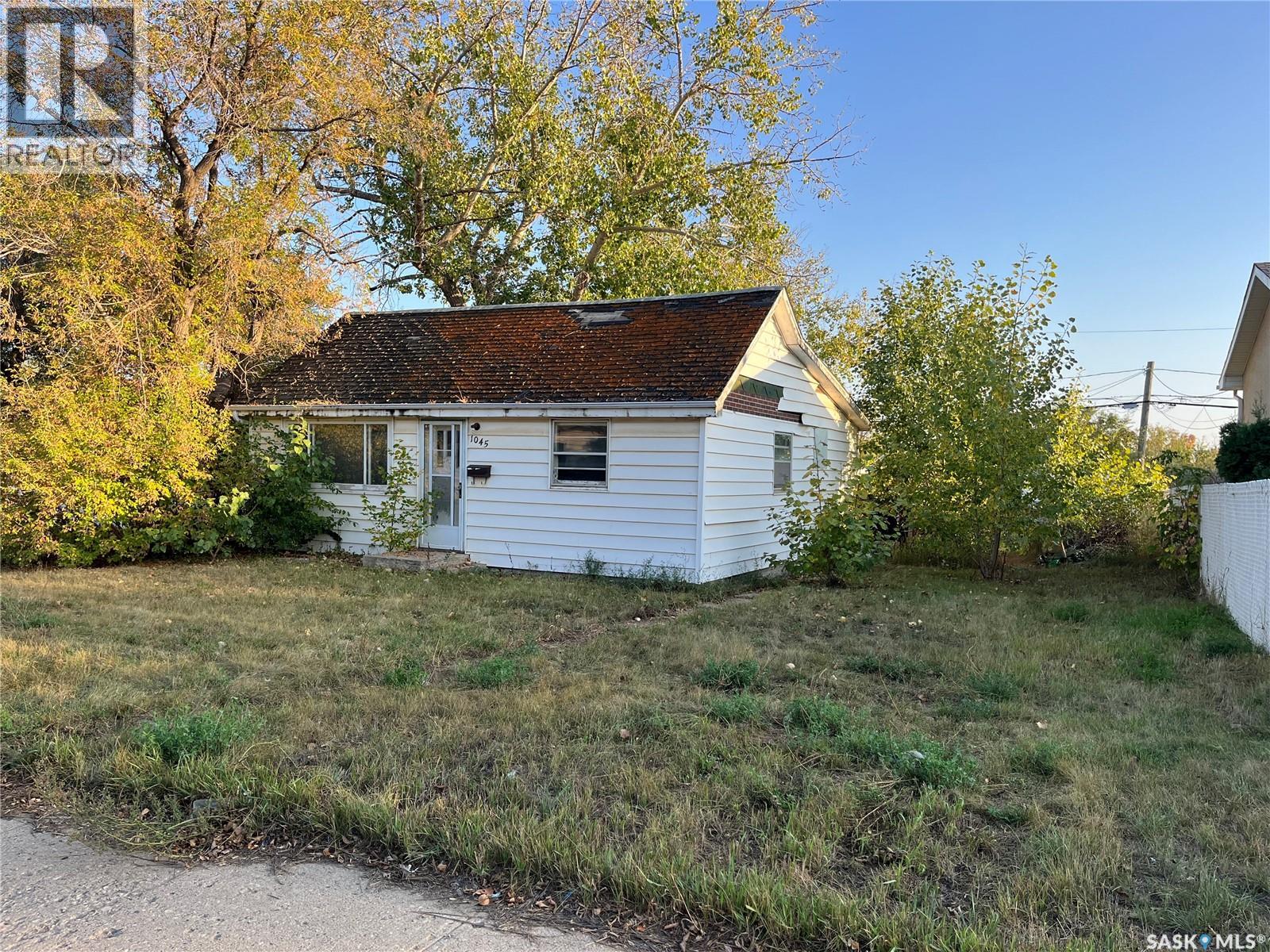 1045 Stadacona St E, Moose Jaw, SK S6H 0L1