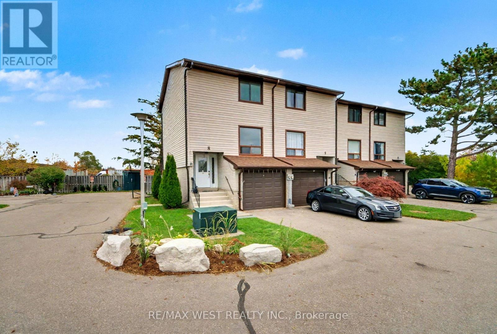 8 64 Bronte St S, Milton, ON L9T 7A8