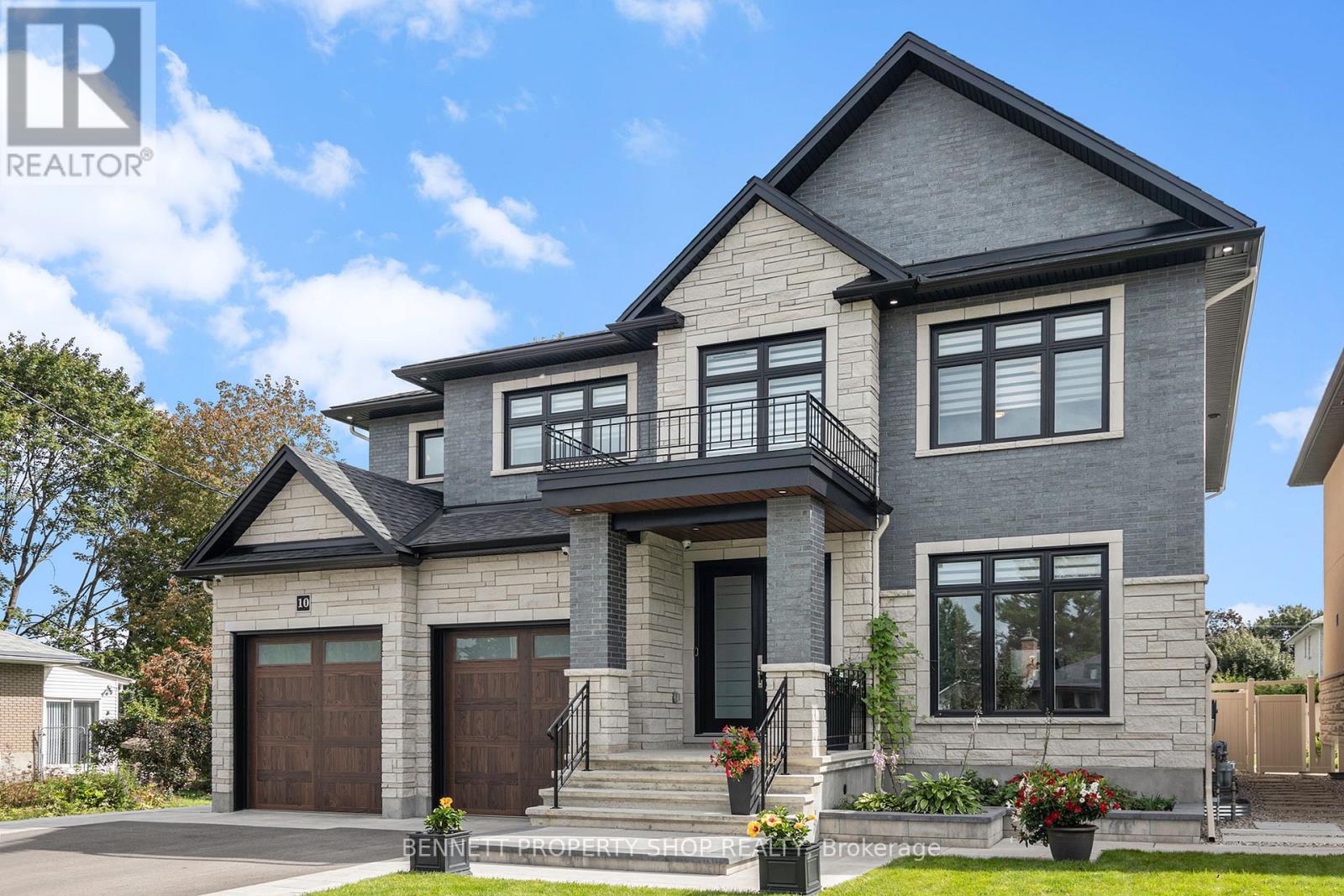 10 Westwood Dr, Ottawa, ON K2G 2W7