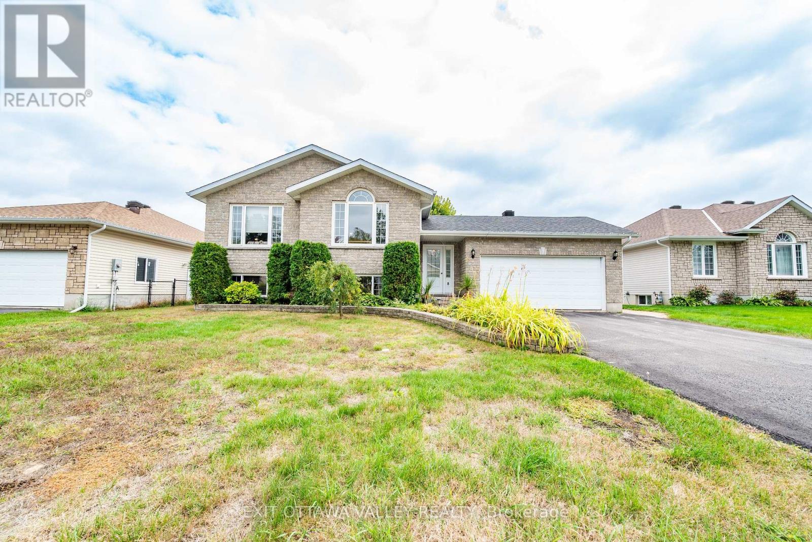 8 Cockcroft Cres, Deep River, ON K0J 1P0