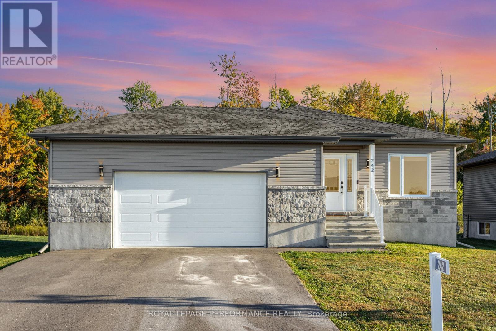 242 Roxanne St, Clarence-Rockland, ON K0A 1N0