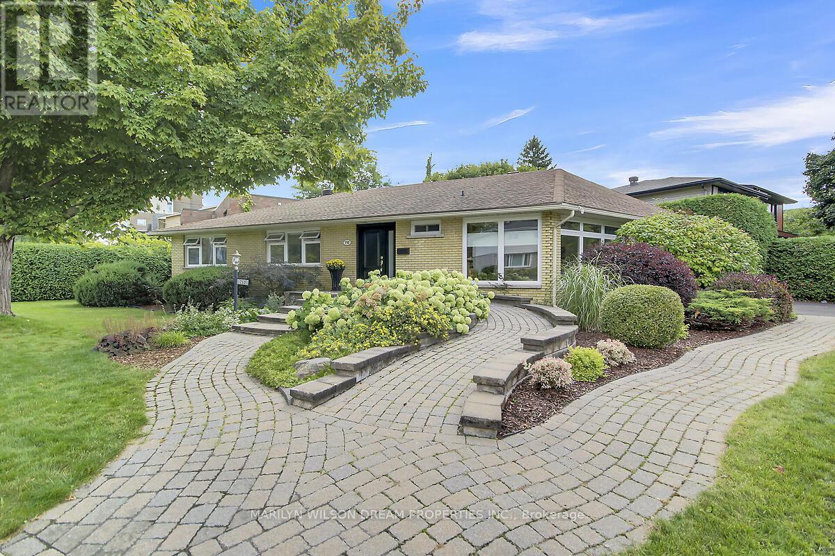 712 Golden Ave, Ottawa, ON K2A 2G4