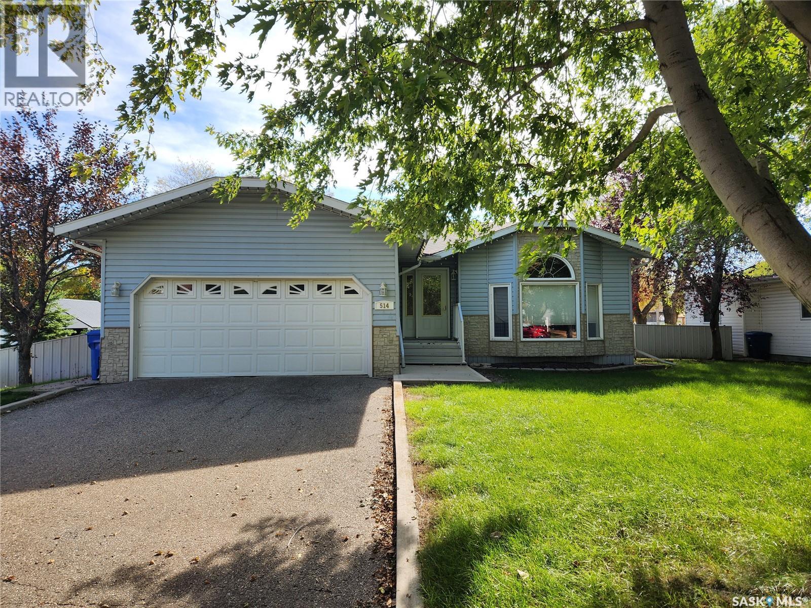 514 1 Avenue East, Lampman, SK S0C 1N0