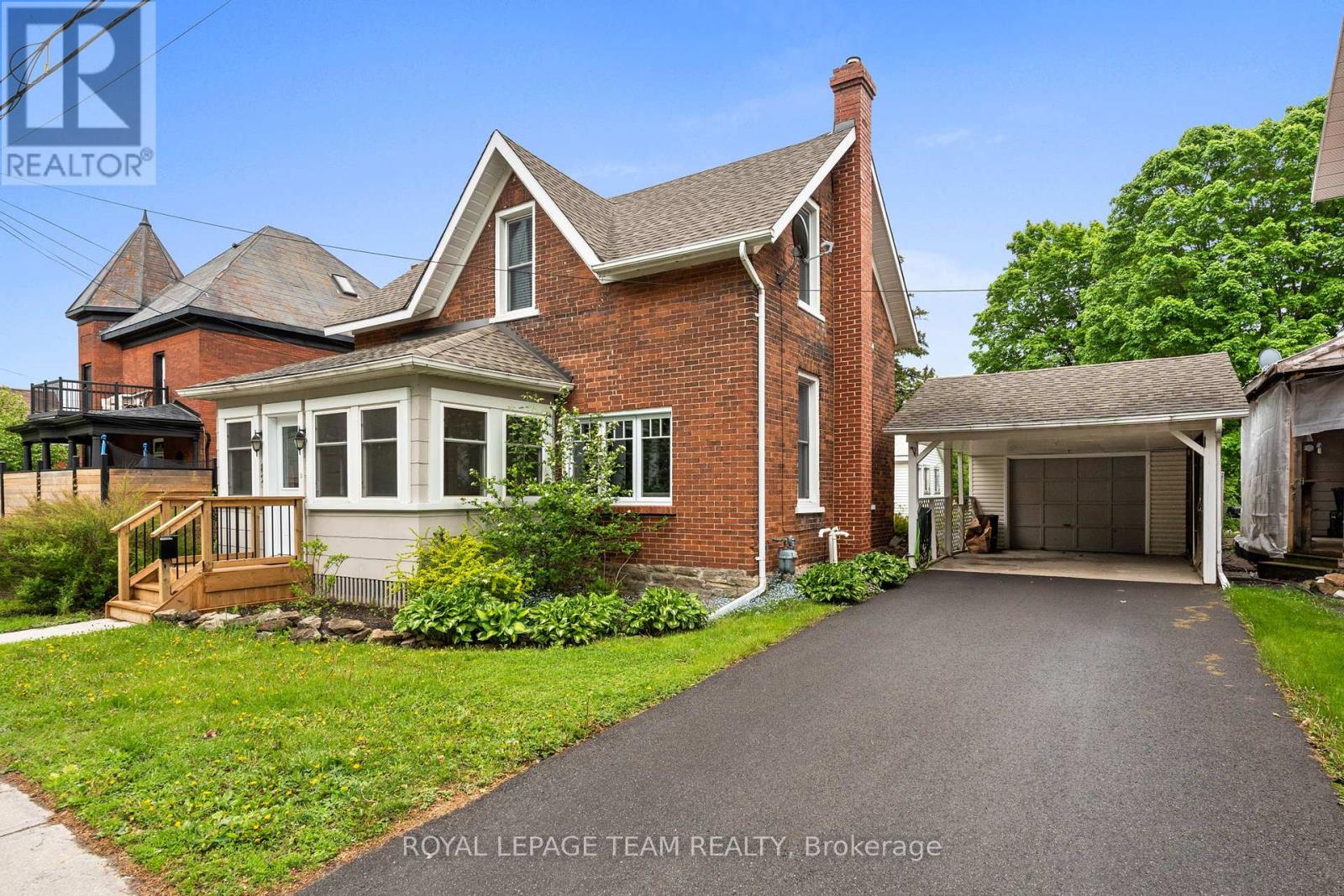 82 Lake Ave E, Carleton Place, ON K7C 1K8