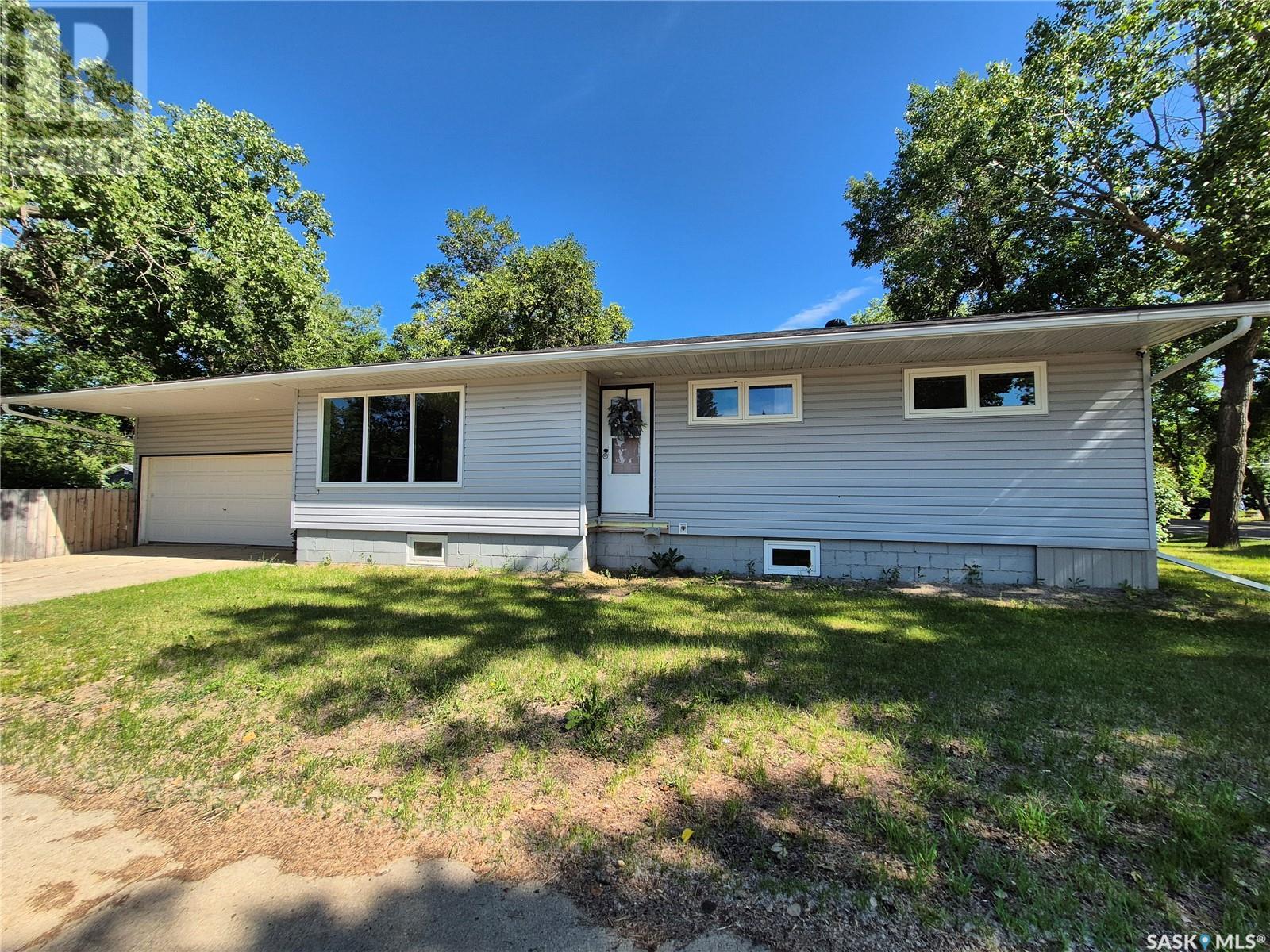 433 Floren St, Radville, SK S0C 2G0
