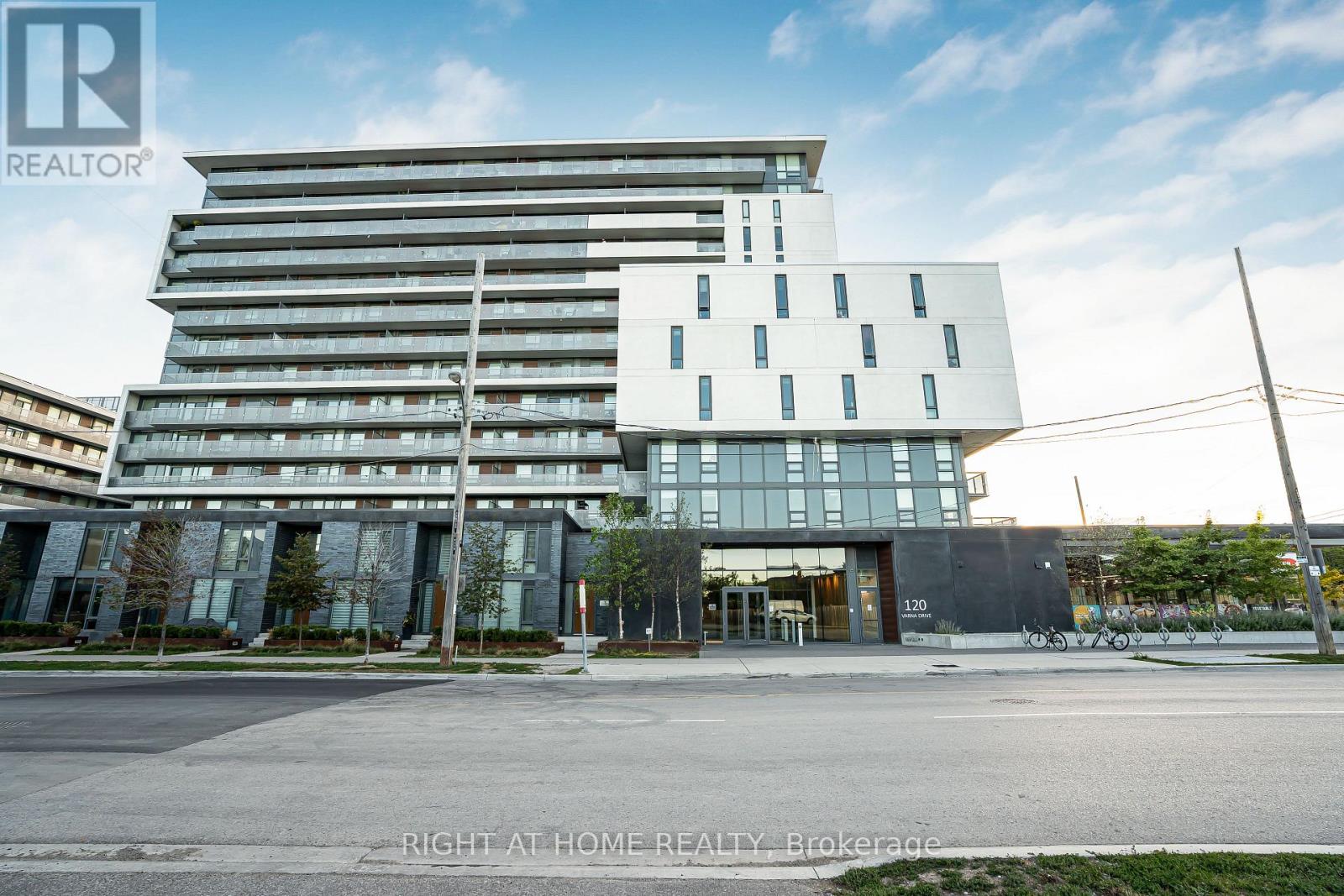 602 120 Varna Dr, Toronto, ON M6A 0B3