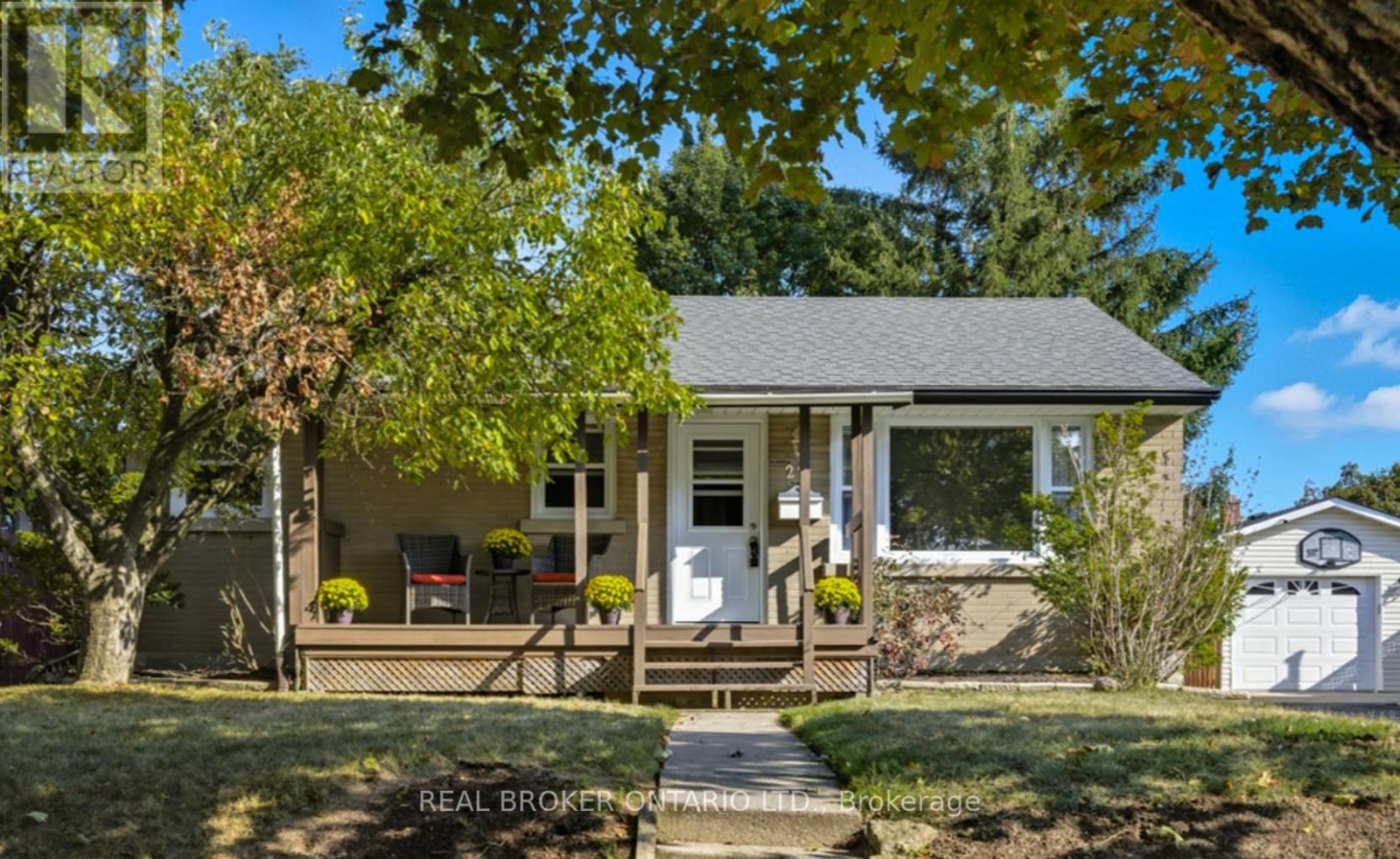 27 Broadmoor Ave, Kitchener, ON N2C 1Y6