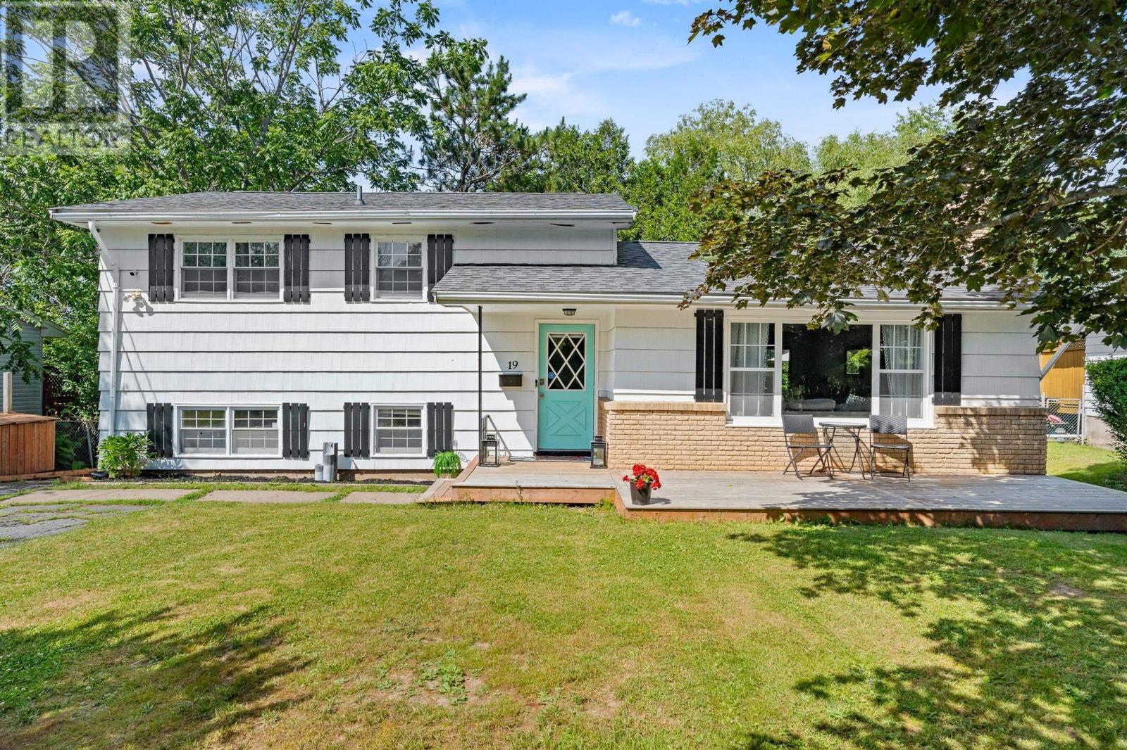 19 Ridge Ave, Lower Sackville, NS B4C 2L5