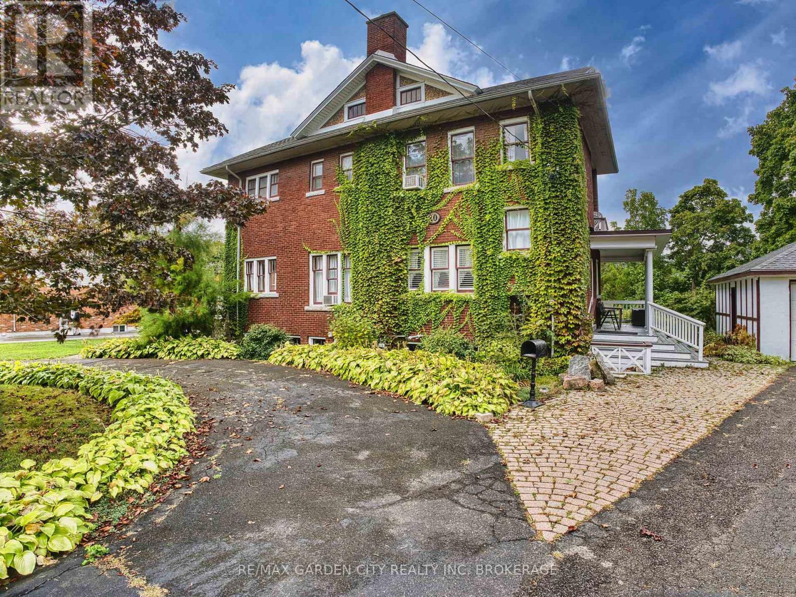 20 Evan St, Welland, ON L3B 3V4