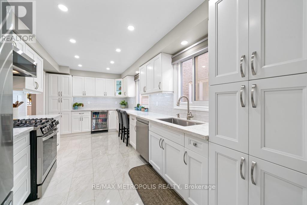 39 Hewitt Cres, Ajax, ON L1S 7A5