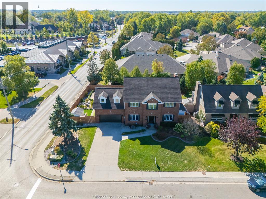 415 Beach Grove Dr, Tecumseh, ON N8N 1K6