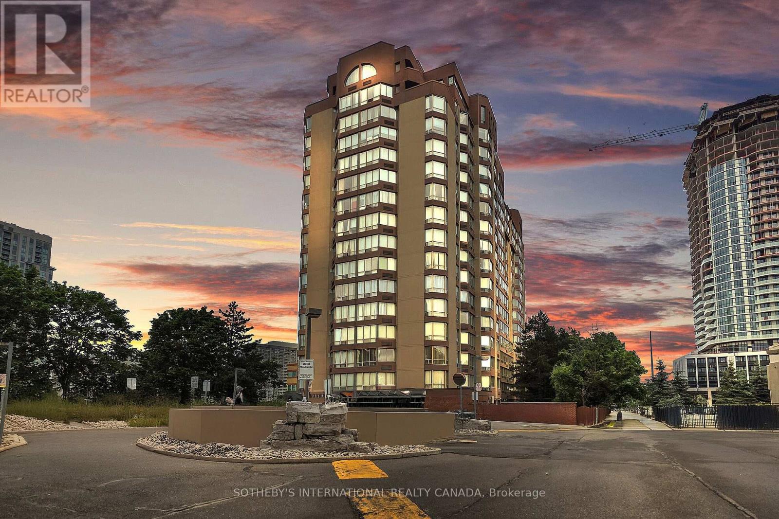 406 25 Fairview Rd W, Mississauga, ON L5B 3Y8