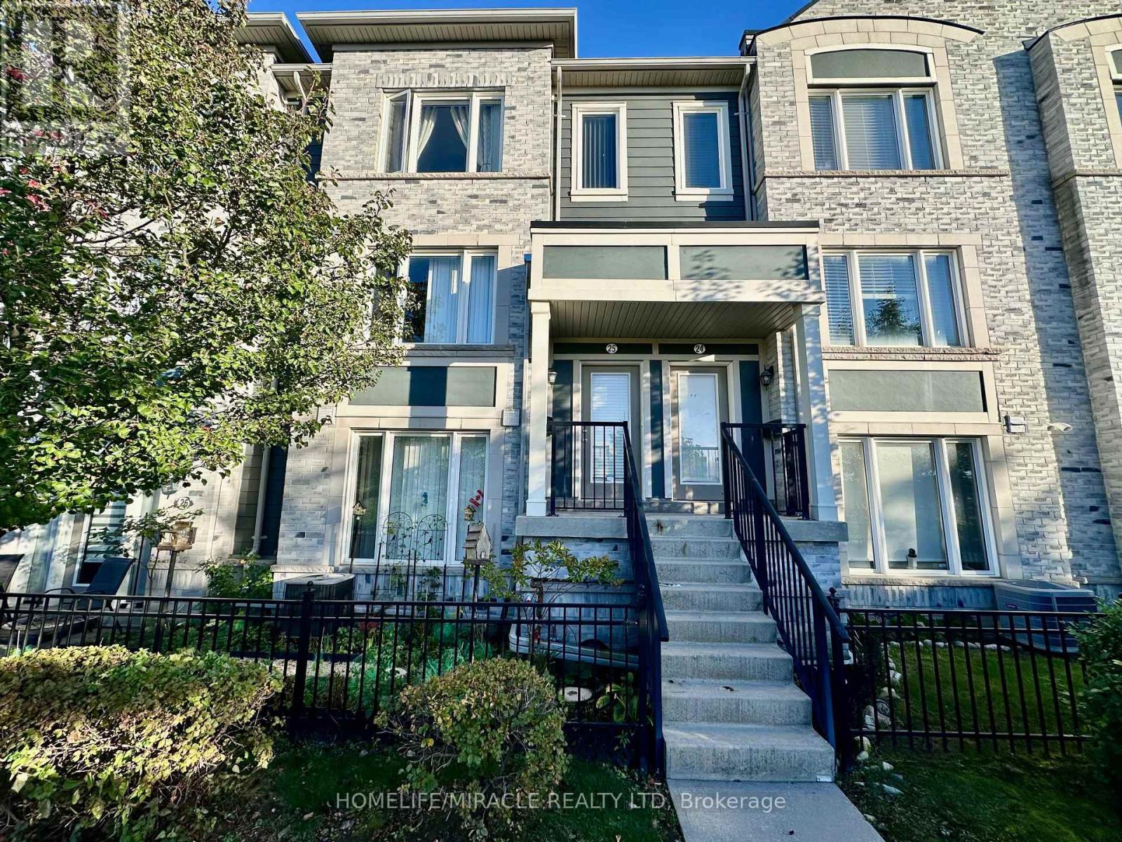 25 60 Fairwood Cir, Brampton, ON L6R 0Y6
