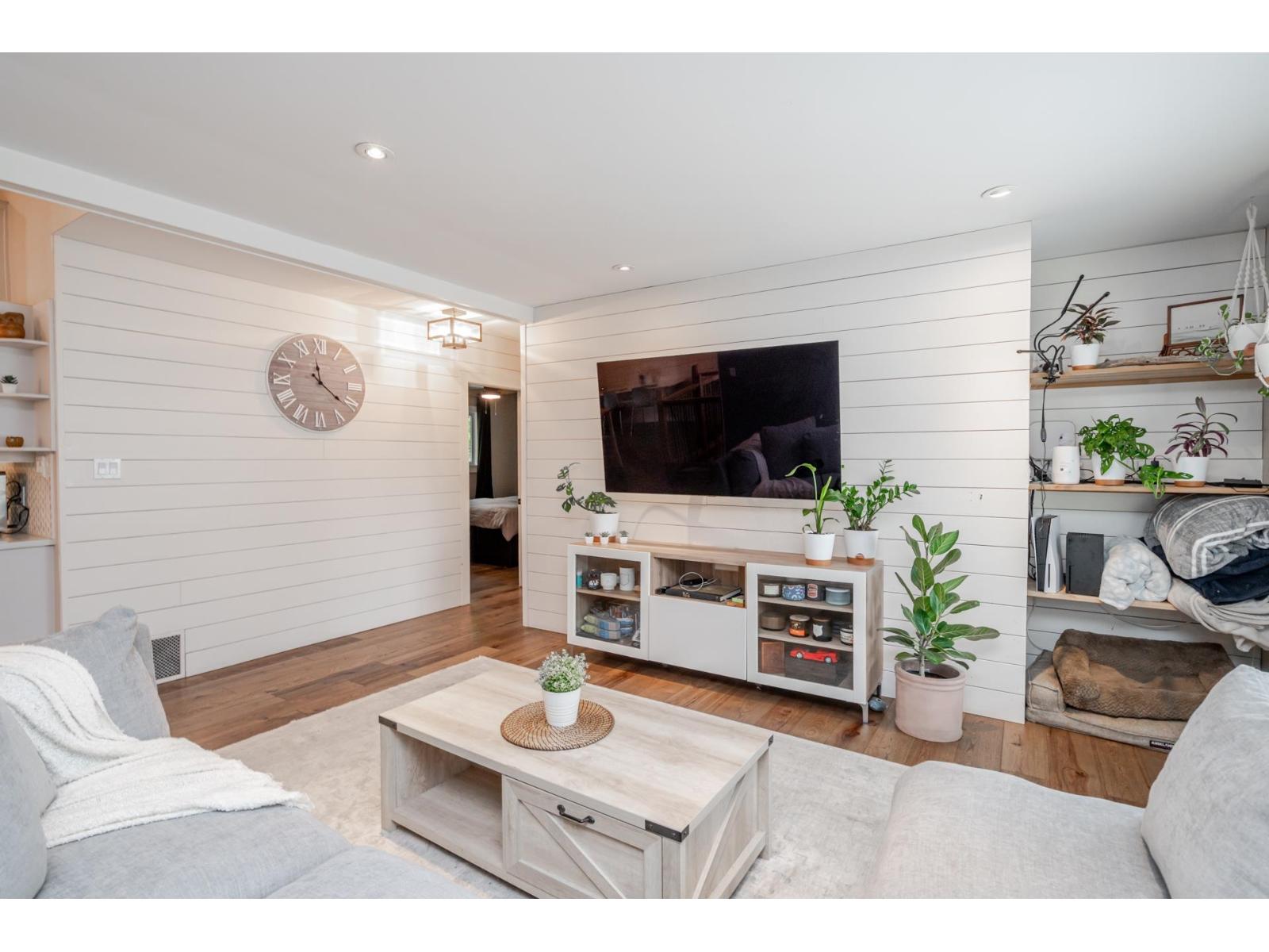 33986 Walnut Ave, Abbotsford, BC V2S 2S5