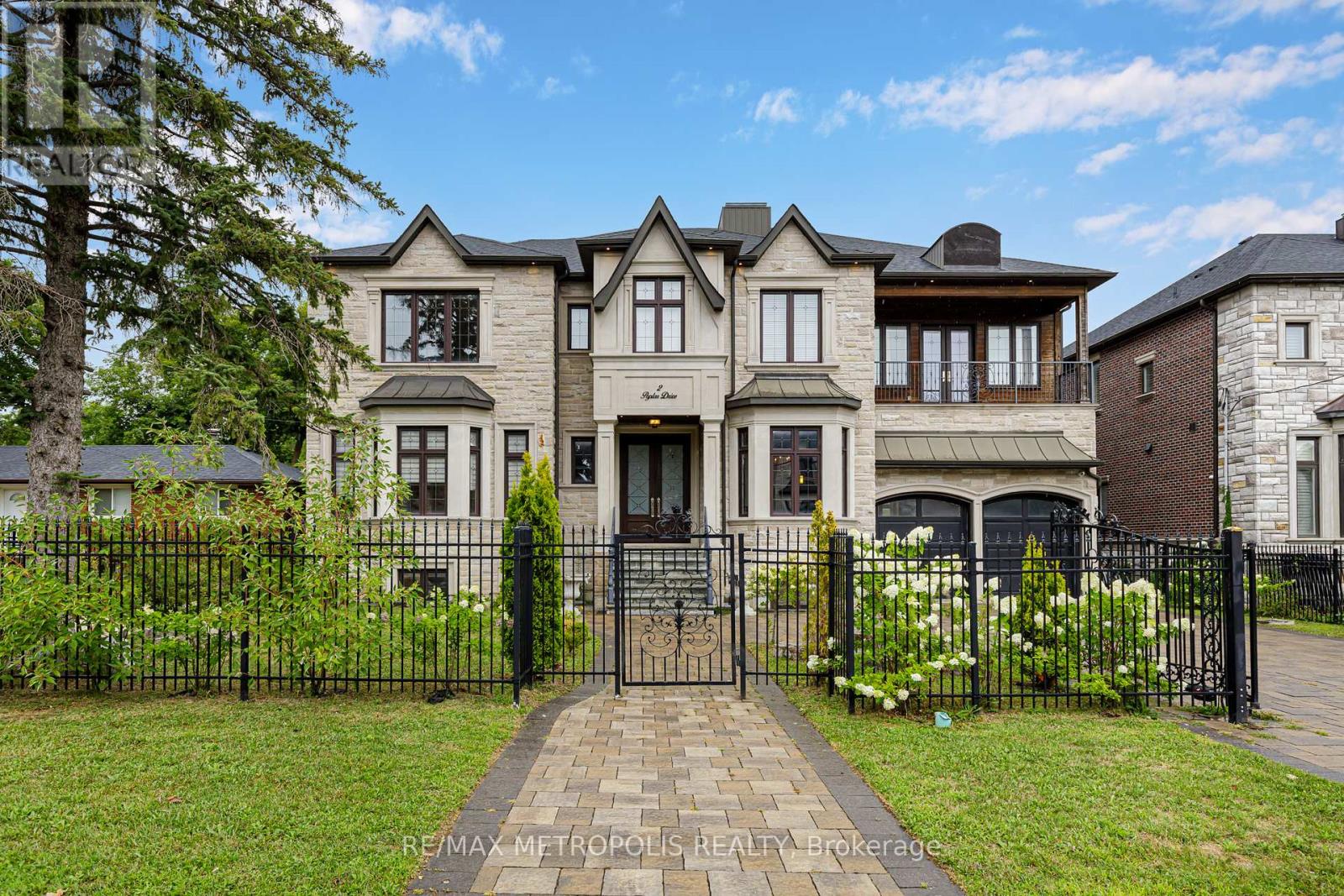 2 Poplar Dr, Richmond Hill, ON L4E 2W5
