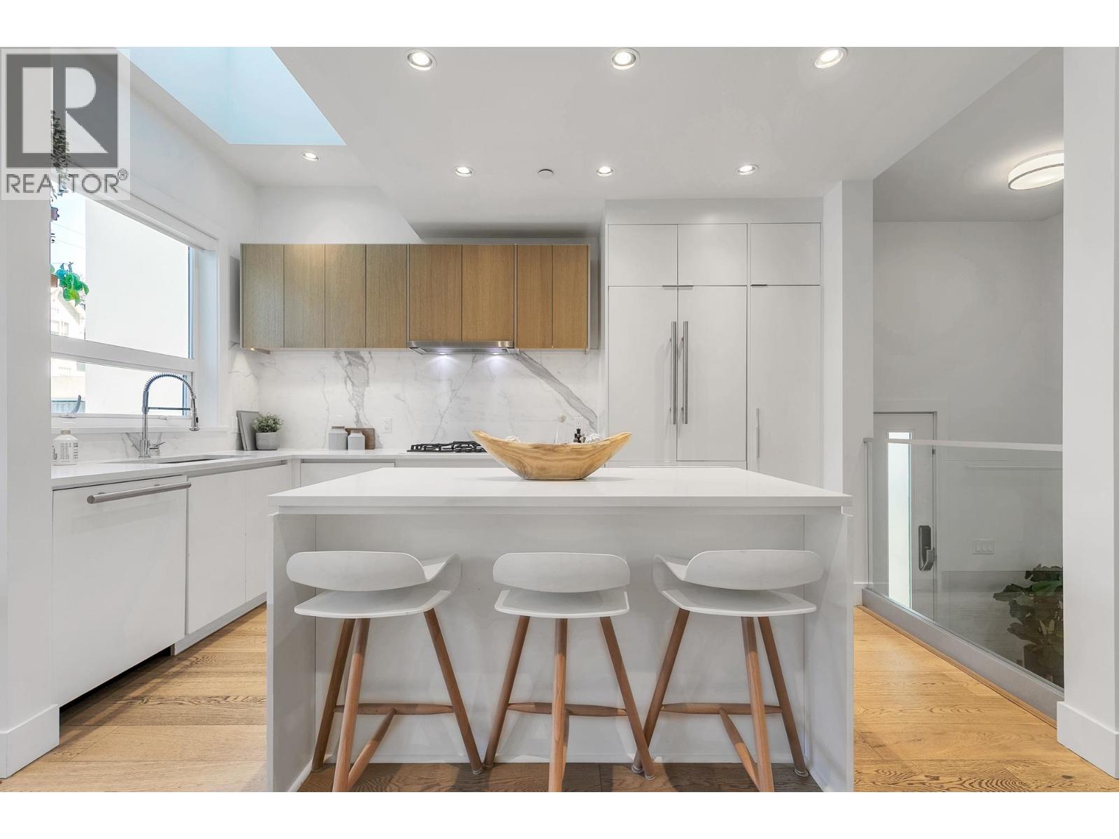 2431 W Broadway St, Vancouver, BC V6K 2E8