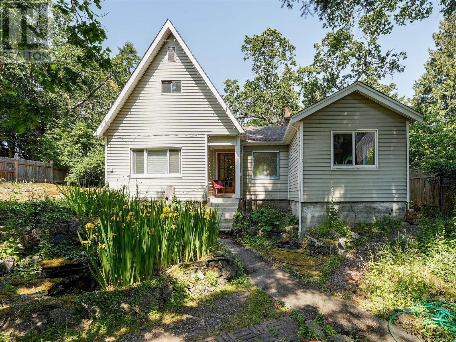 2784 Tudor Ave, Saanich, BC V8N 1L7