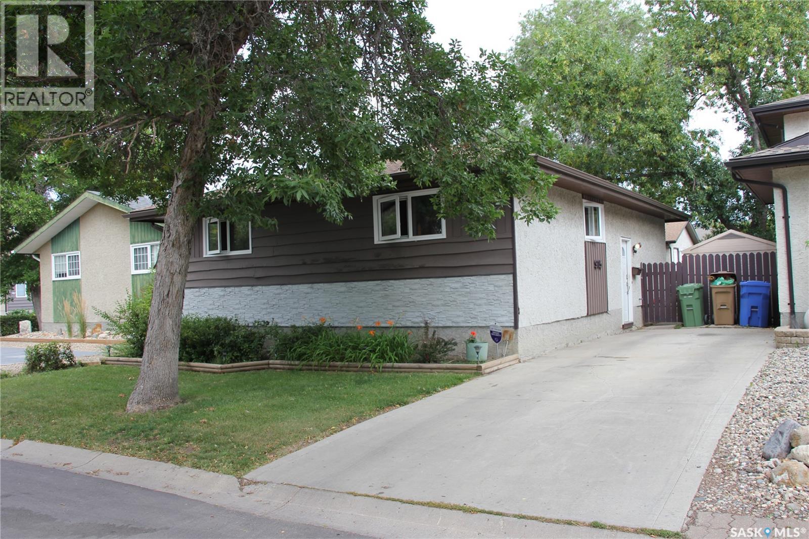 915 Rowell Cres N, Regina, SK S4X 2A5