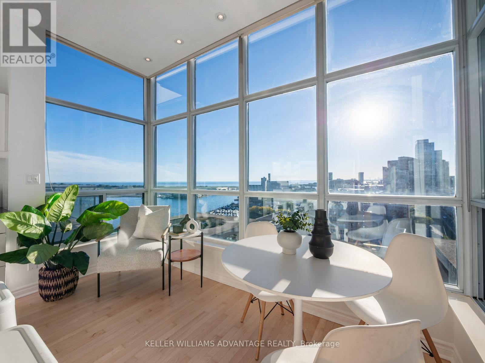 410 Queens Quay W, Toronto, ON M5V 3T1