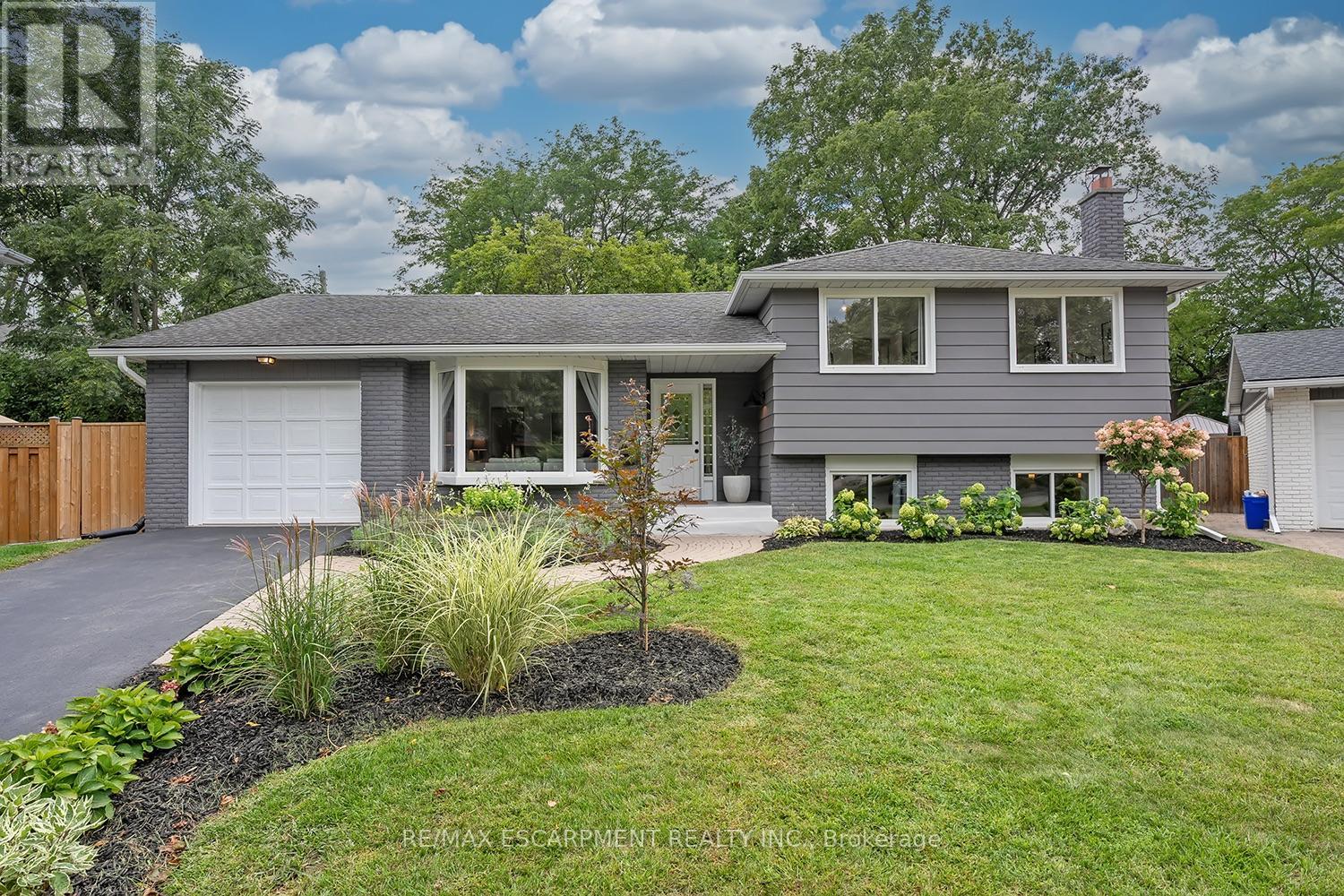 406 Oakwood Dr, Burlington, ON L7N 1X2