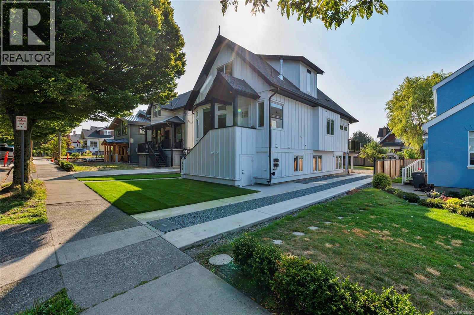 658 Pine St, Victoria, BC V9A 2Z8