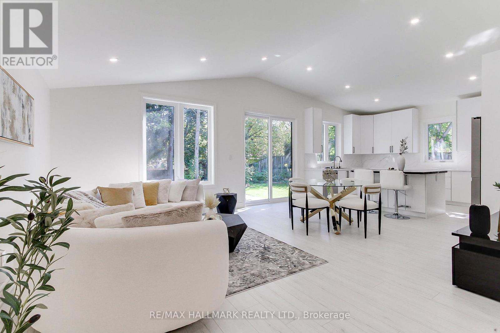25 Knowles Cres, Aurora, ON L4G 1Z6