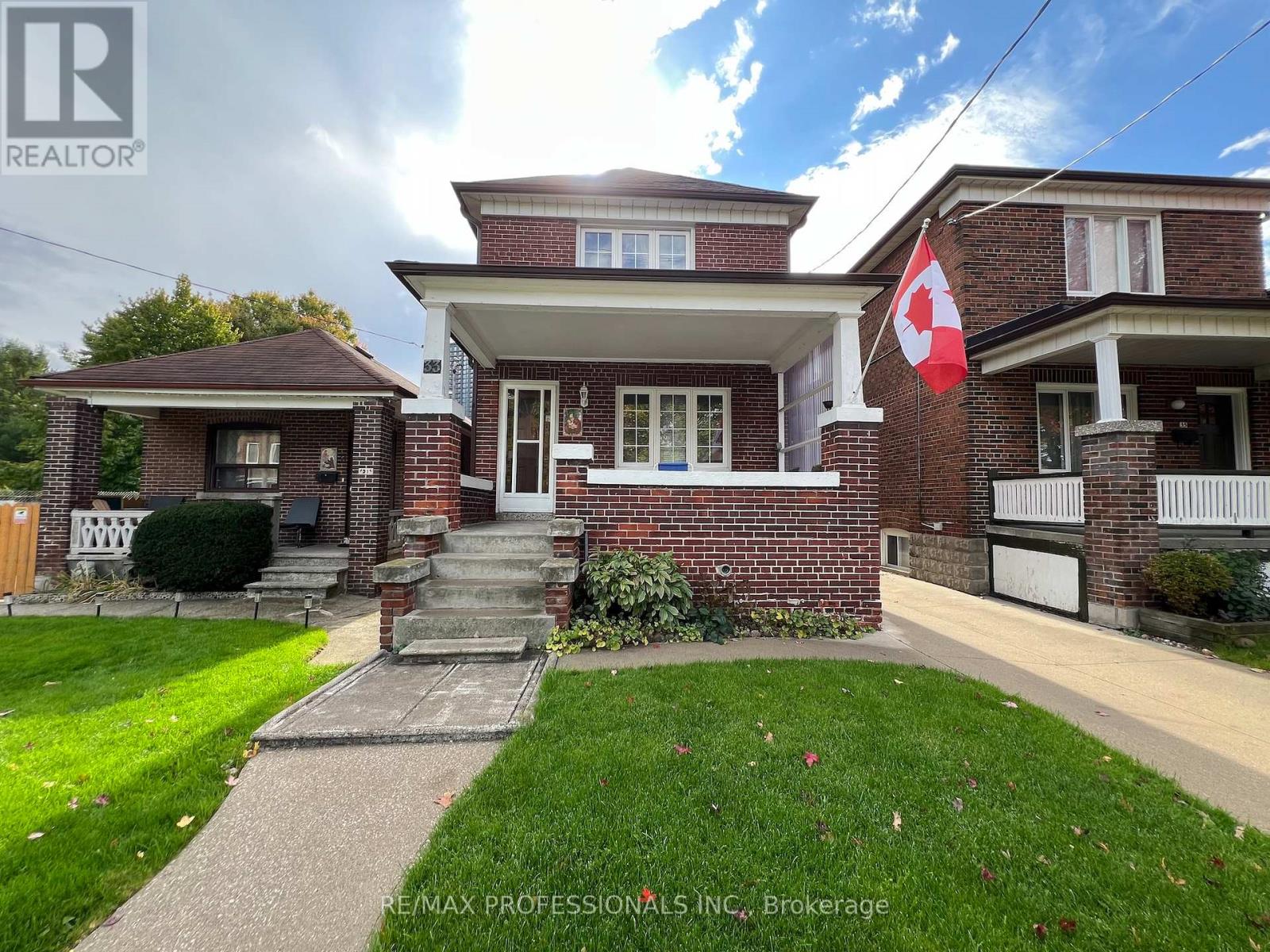 33 Chandos Ave, Toronto, ON M6H 2E6
