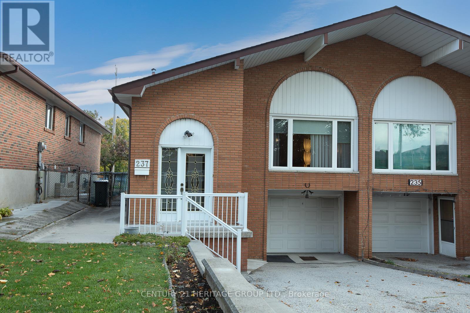 237 Apache Trl, Toronto, ON M2H 2W3