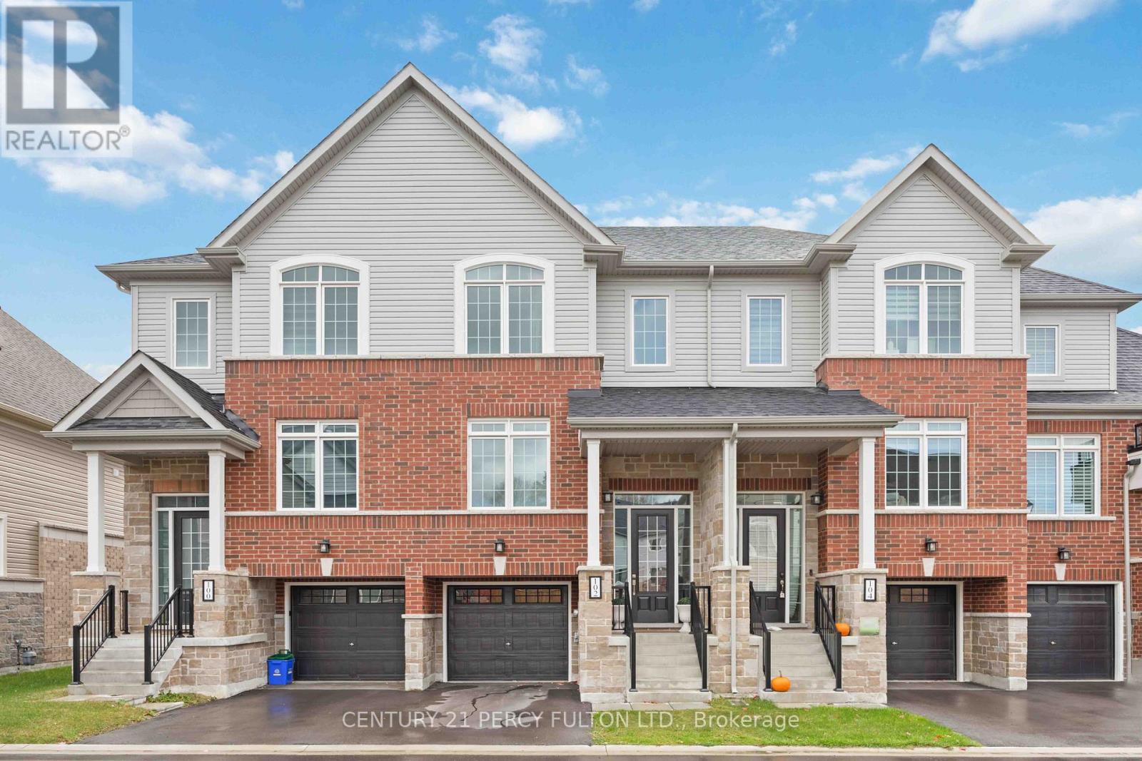 102 Lyall Stokes Cir, East Gwillimbury, ON L0G 1M0