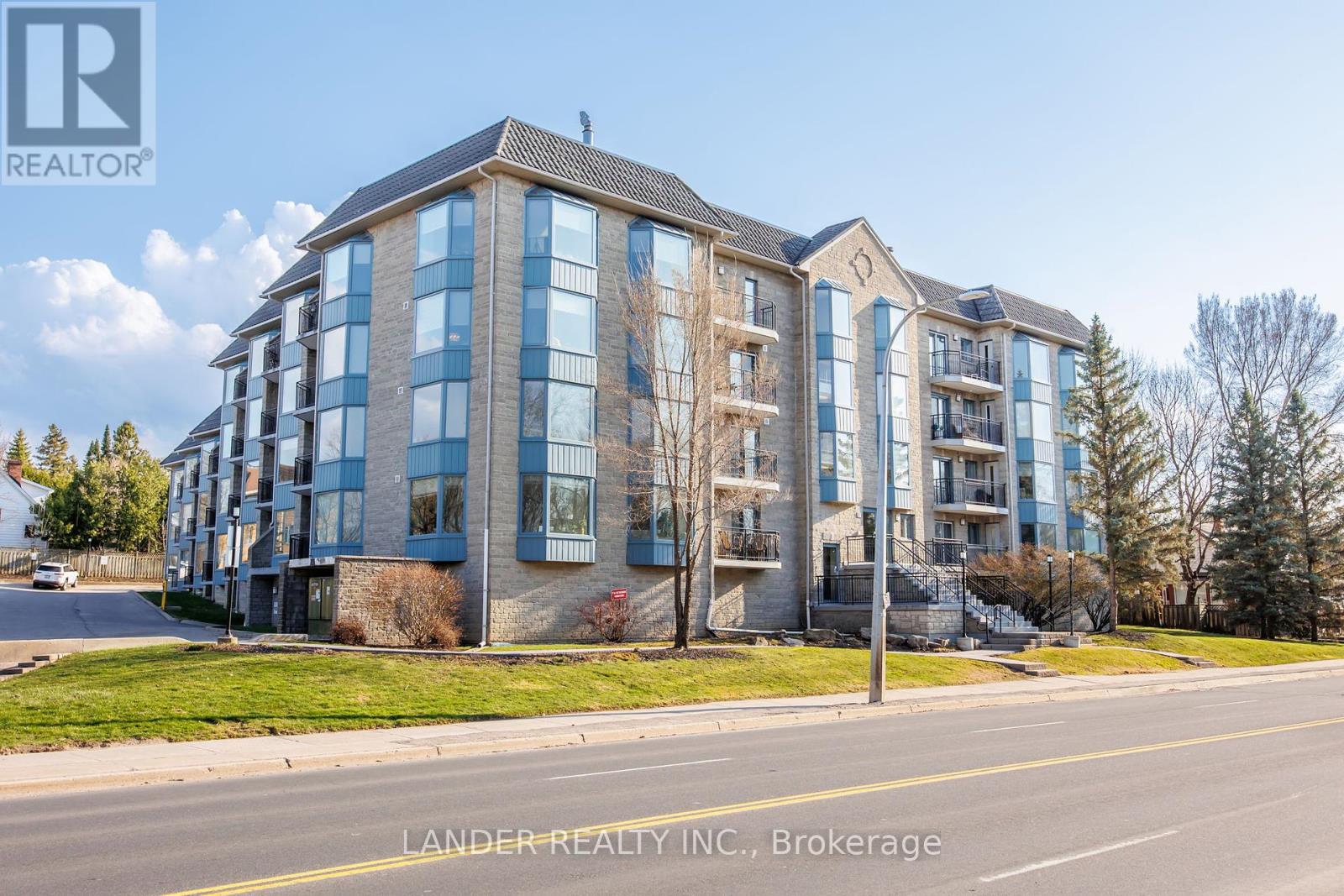214 85 Wellington St W, Aurora, ON L4G 2P2