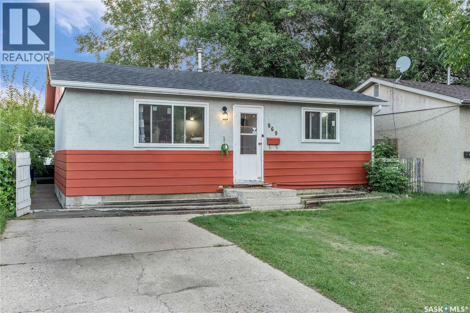 869 Macklem Dr, Saskatoon, SK S7L 4K1