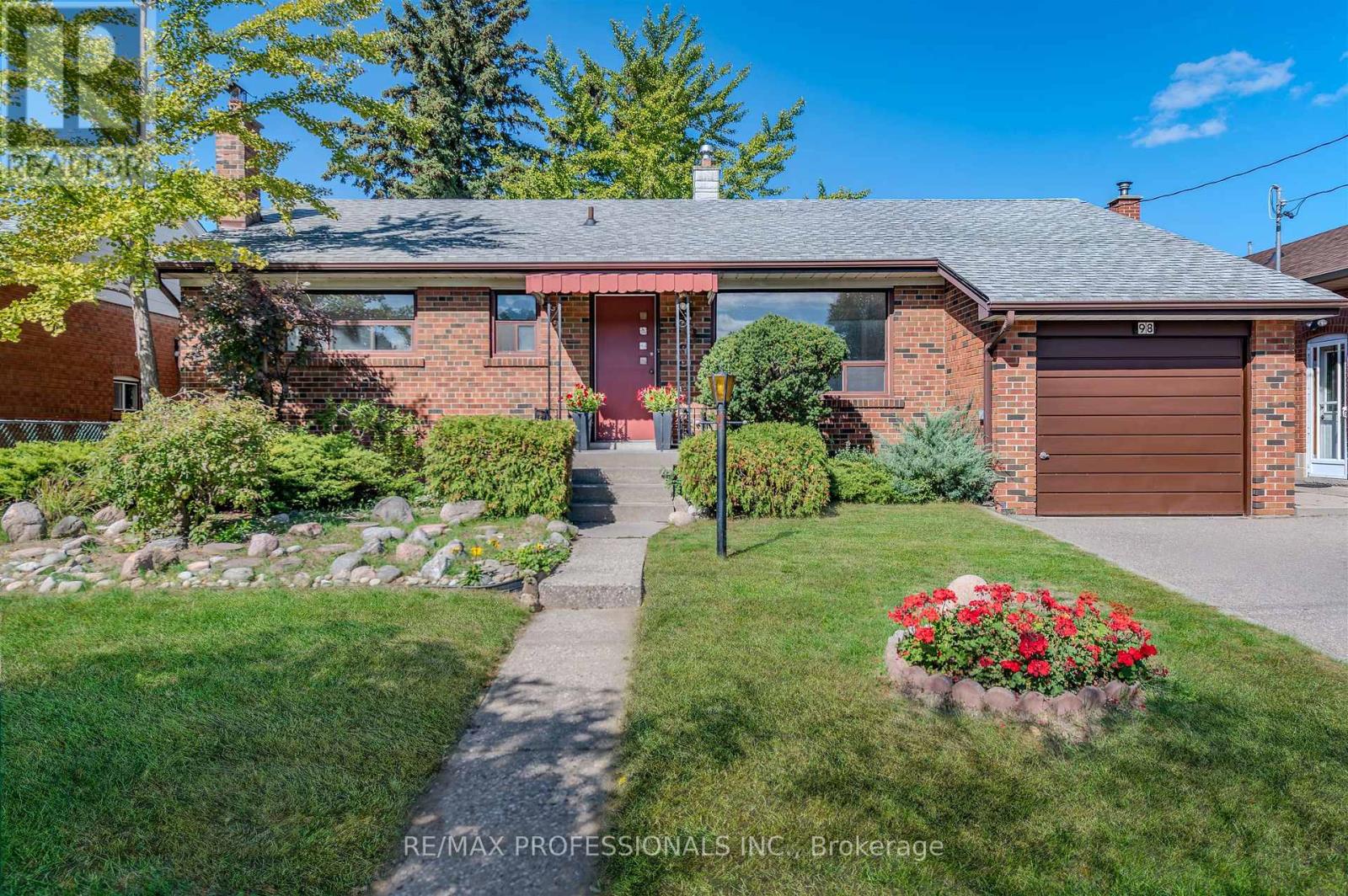 98 Ambleside Ave, Toronto, ON M8Z 2J2