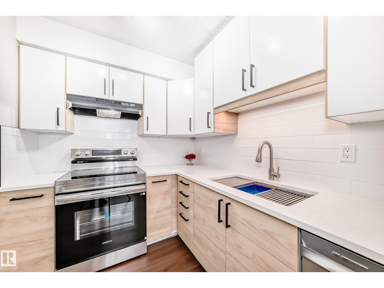 1189 Hooke Rd NW, Edmonton, AB T5A 4A5
