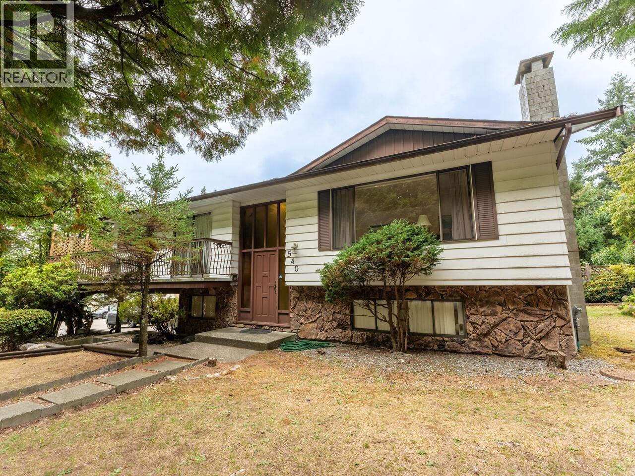 540 Schoolhouse St, Coquitlam, BC V3J 5P1