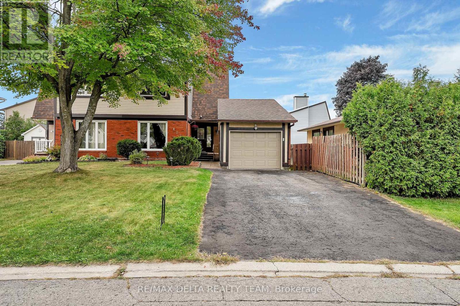 427 Mockingbird Dr, Ottawa, ON K1E 2A8