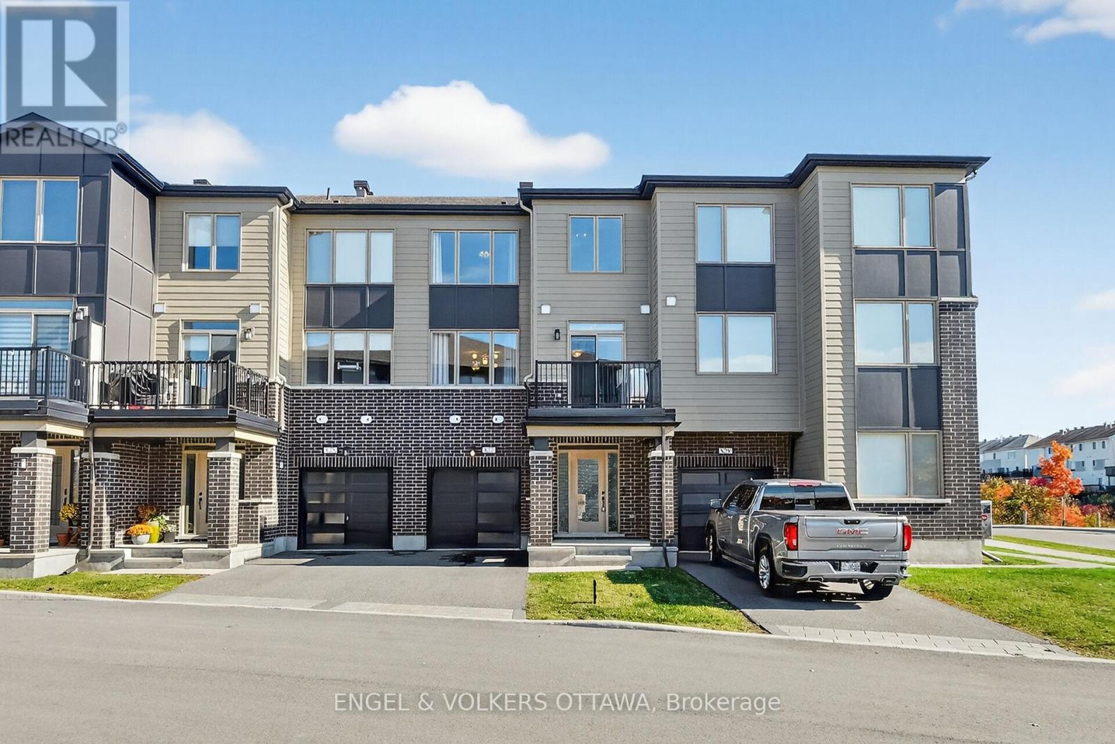 827 Kiniw Private SE, Ottawa, ON K1K 5A3