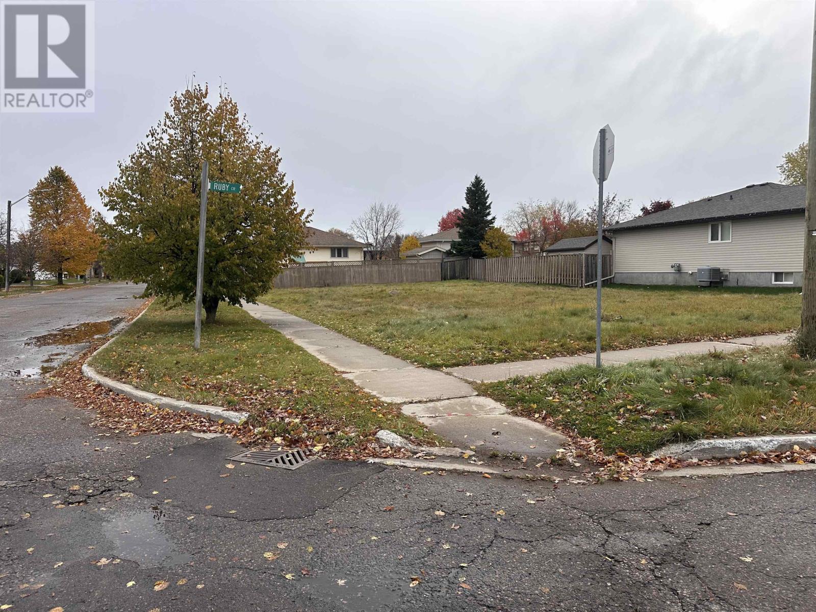 301 Ruby Cres, Thunder Bay, ON P7G 1B1