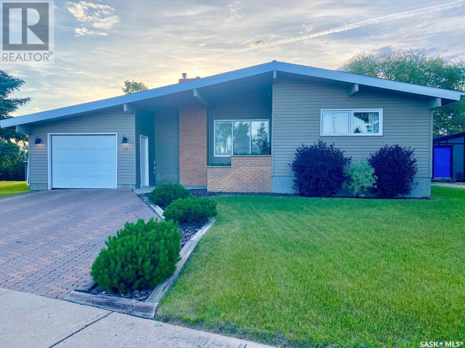 91 Moir Dr, Oxbow, SK S0C 2B0