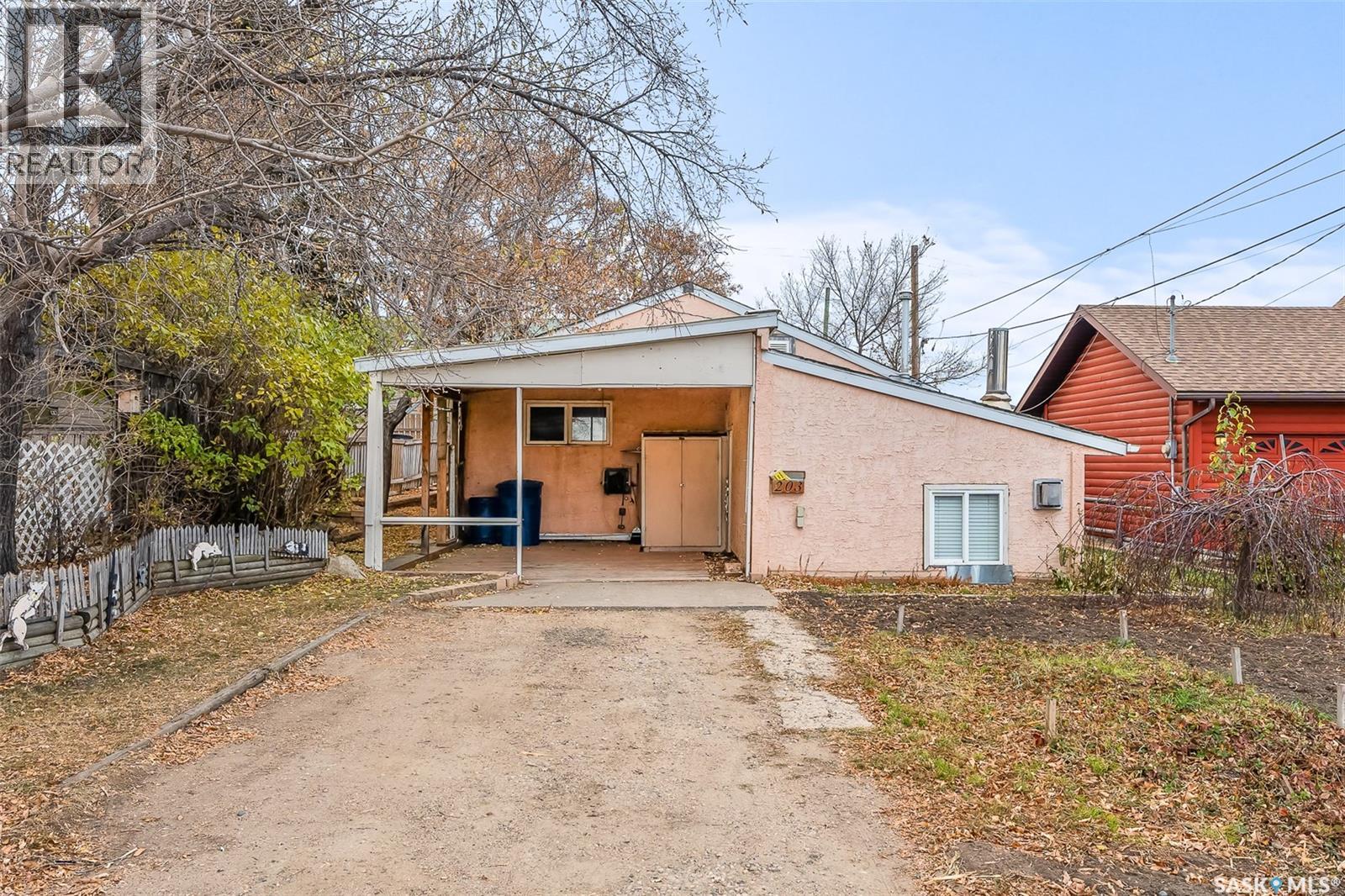 203 1 Avenue Southeast, Moose Jaw, SK S6H 4W4