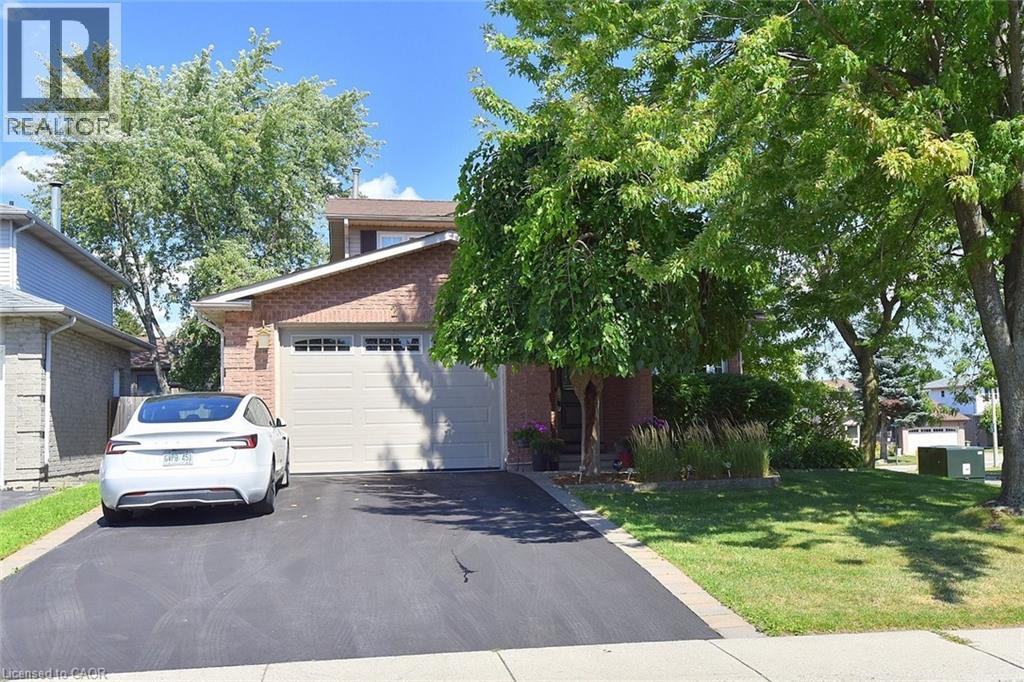 2 Novoco Dr, Hamilton, ON L9C 7E7