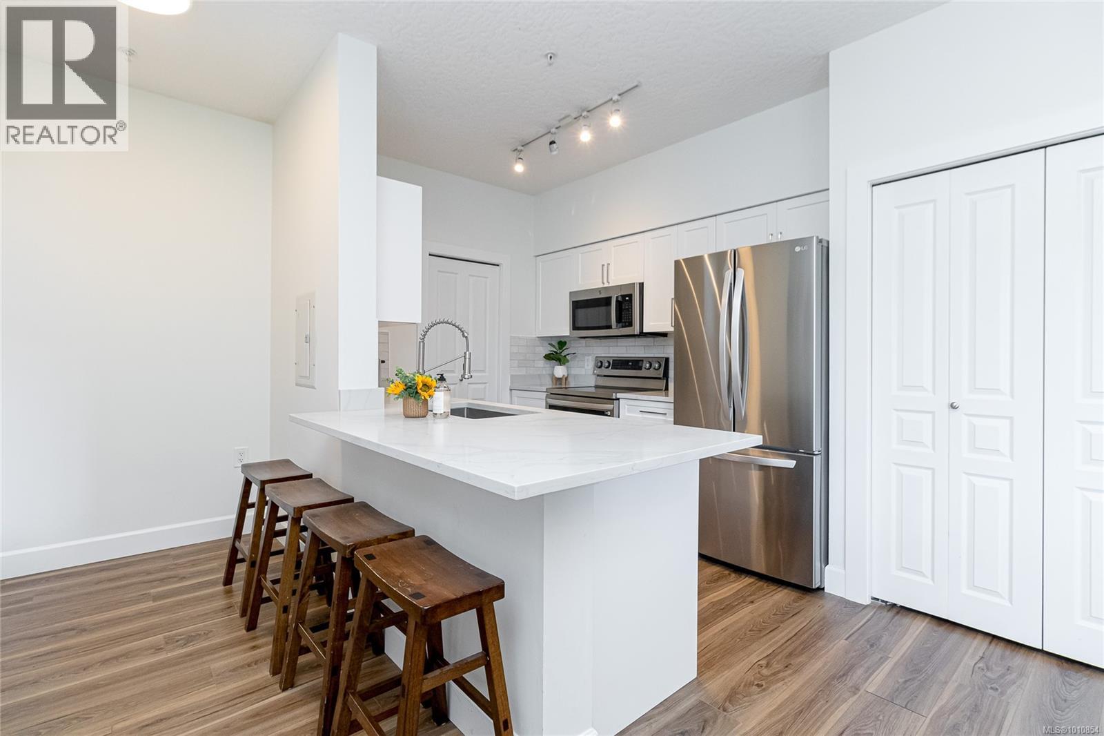 870 Short St Unit 408 St, Saanich, BC V8X 2V5