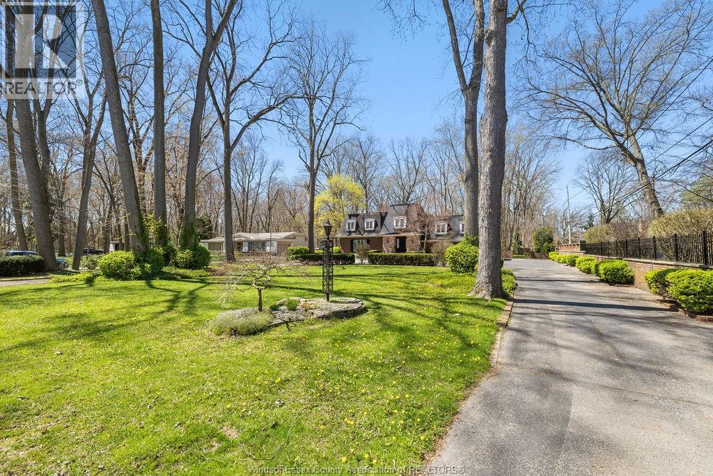 1255 Tanglewood Ct, Lasalle, ON N9J 2K2
