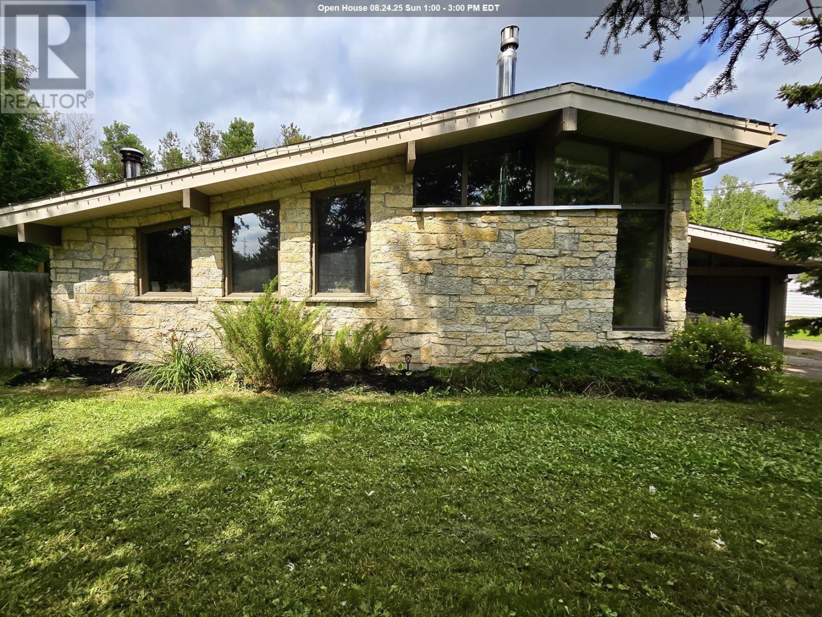 1335 Riverdale Rd, Thunder Bay, ON P7J 1N1