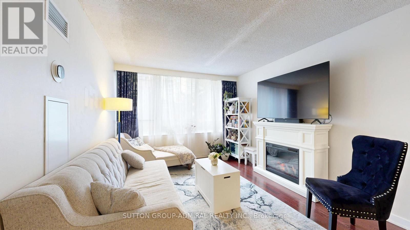 201 633 Bay St, Toronto, ON M5G 2G4