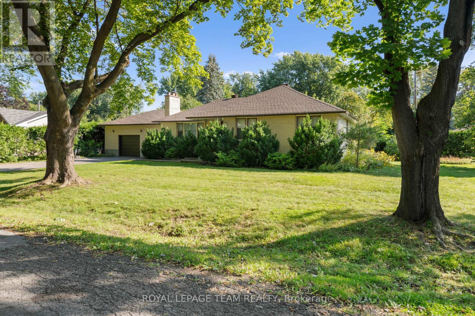 873 Dunlevie Ave, Ottawa, ON K2A 2Z3