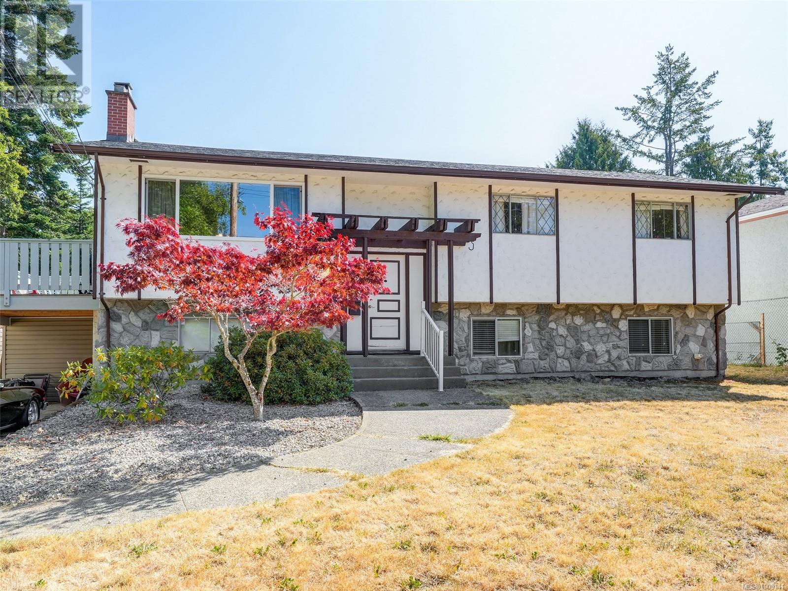 4215 Shelbourne St, Saanich, BC V8N 3E8