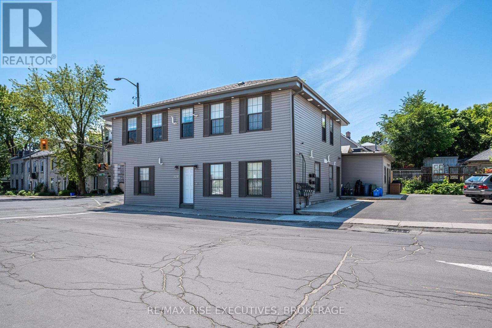 120 Yonge St, Kingston Central City West, ON K7M 1E0