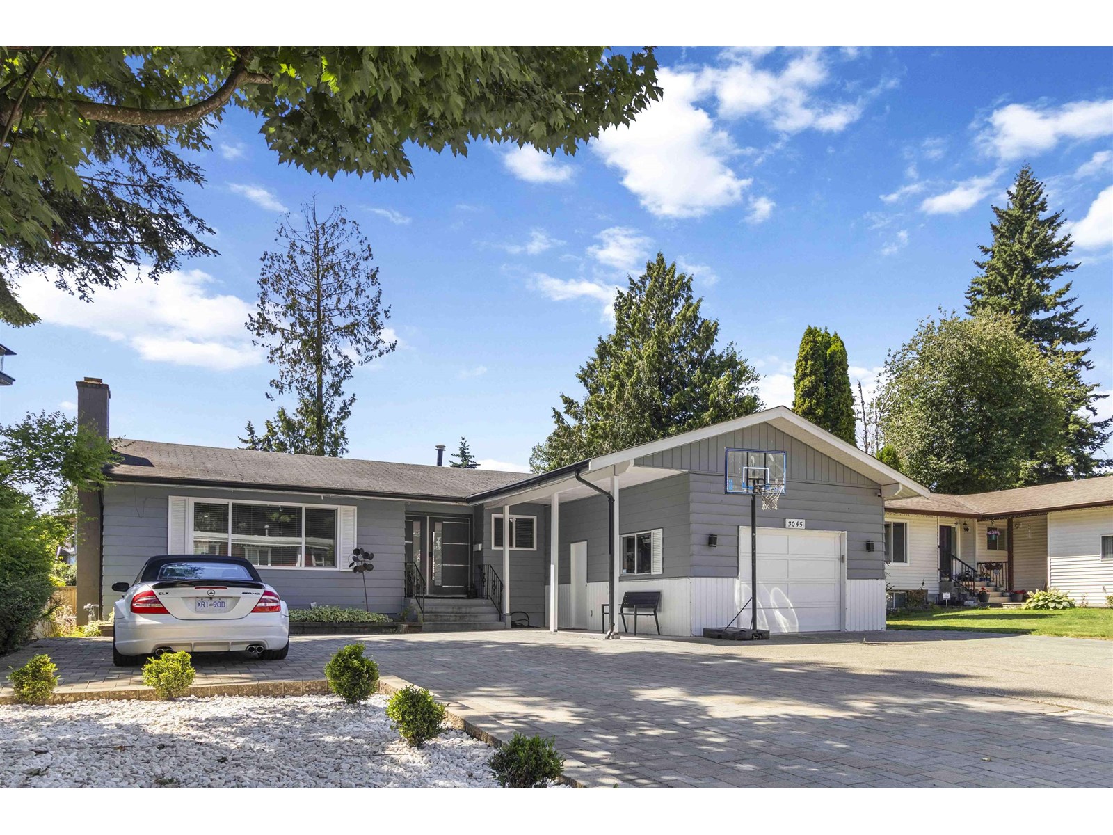 3045 Mouat Dr, Abbotsford, BC V2T 4E5