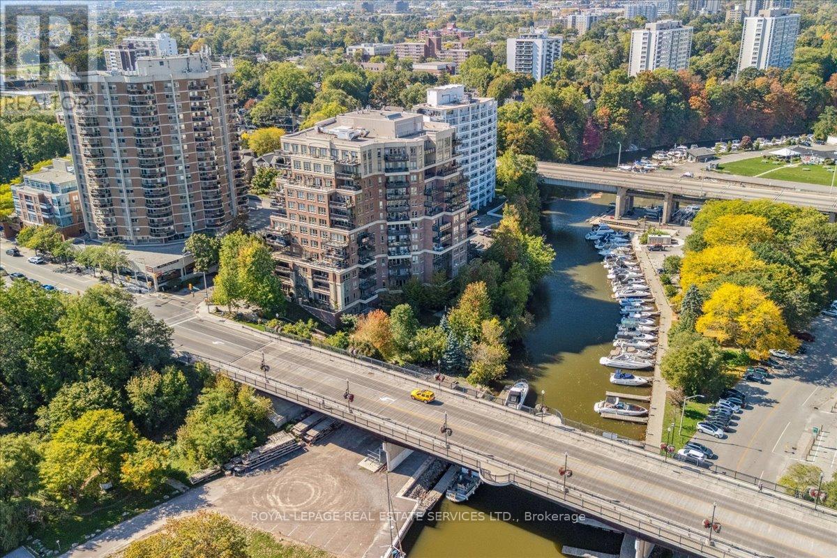 401 111 Forsythe St, Oakville, ON L6K 3J9