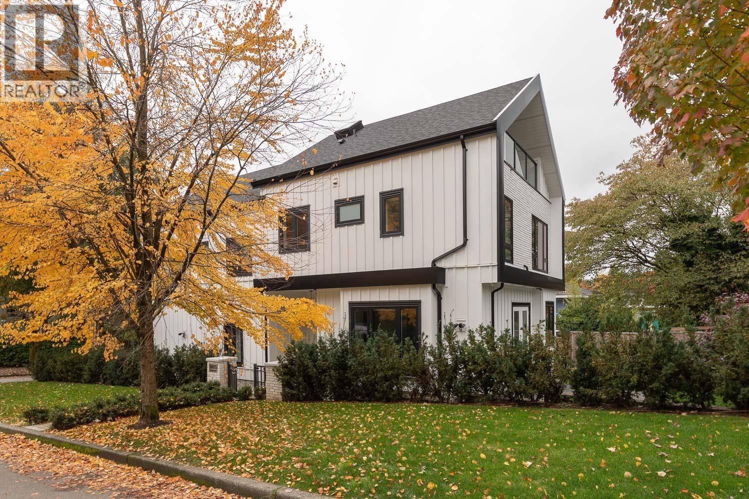 3075 Courtenay St, Vancouver, BC V6R 3X8